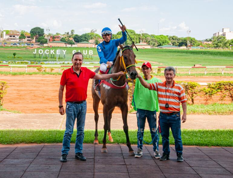 Suertudo con Marco Rivas, su peón,  Dr. Juan Carlos Aveiro (i) y  Julio Ortellado.