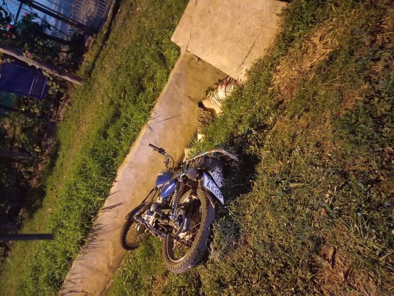 El motociclista fue a parar en una cuneta y falleció en el lugar.