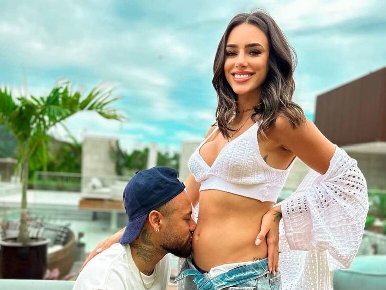 Neymar besa la panza de su novia Bruna.