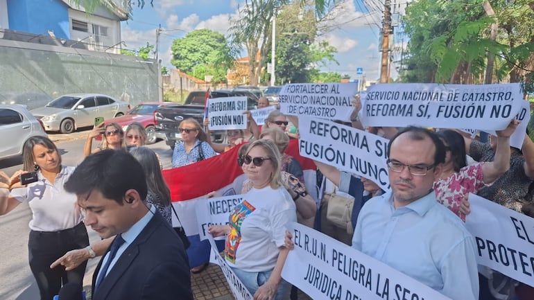 Manifestación de escribanos el 21 de octubre en las cercanías de Mburuvicha Roga.