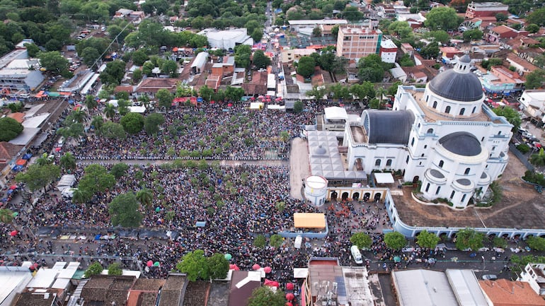 Imagen aérea de la explanada de la Basílica de Caacupé este 8 de diciembre del 8 de diciembre.