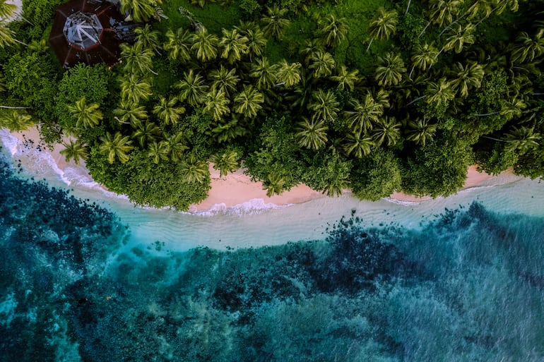 Vista aérea de la costa en Isla de Príncipe, Santo Tomé y Príncipe.