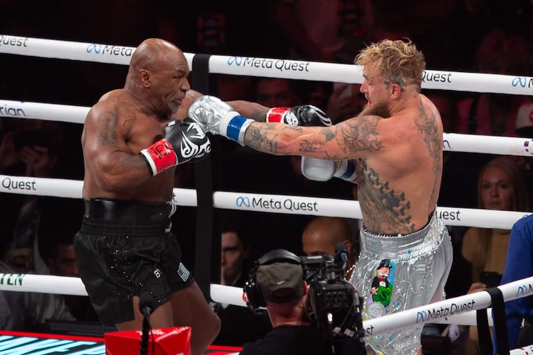  Myke Tyson (i) enfrenta a Jake Paul en el AT&T Stadium en la ciudad de Arlington (Estados Unidos). 