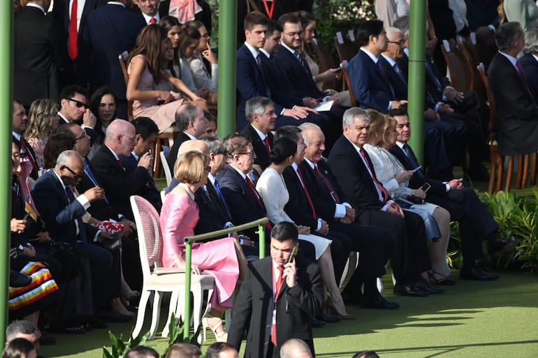 Horacio Cartes, quinto de izquierda a derecha, sentado en primera fila en el acto de asunción de Santiago Peña como presidente de la República, junto a otros expresidentes como Nicanor Duarte Frutos y Juan Carlos Wasmosy. A su derecha, su pareja, Chiara Capdevila.