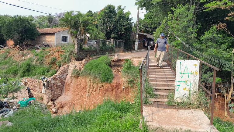 Vecinos del barrio Mbocayaty de la ciudad de San Antonio reclaman la construcción de un nuevo puente, porque la precaria pasarela está a punto de desplomarse.