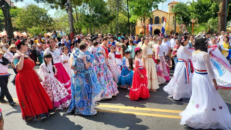 Galoperas desfilando en los festejos de la ciudad de Guarambaré.