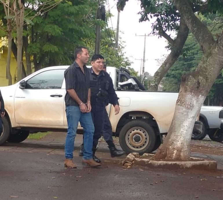 Luis Alberto Báez es conducido a la fiscalía tras ser detenido por la policía por presunta violencia familiar.