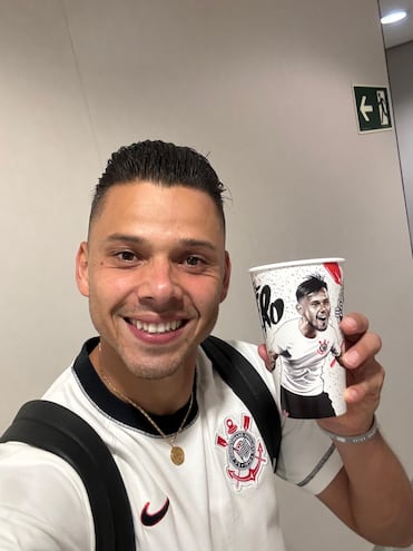 Ángel Romero promocionado el vaso con su figura estampada, que puso en venta el Corinthians.