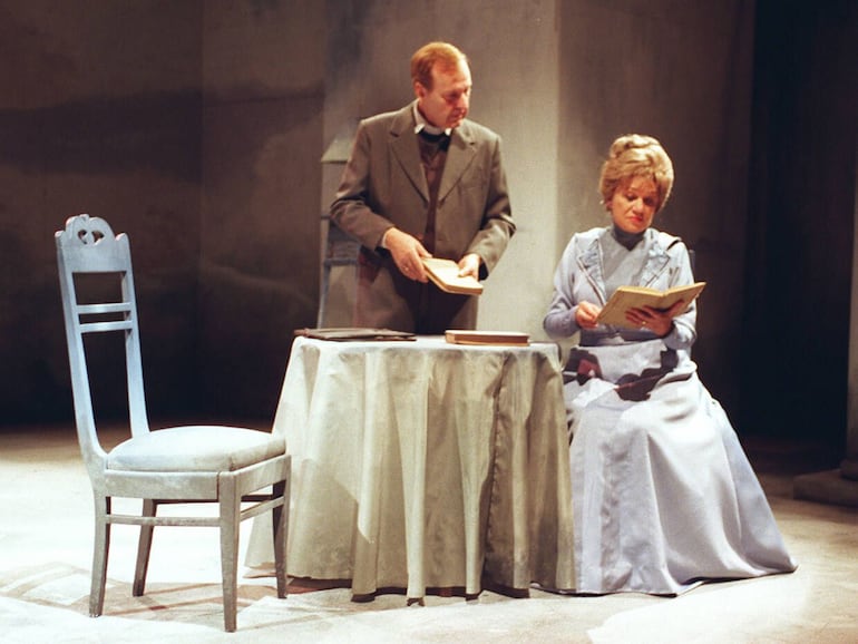 María Elena Sachero y Gustavo Calderini en la obra teatral "Espectros", estrenada en 1998.