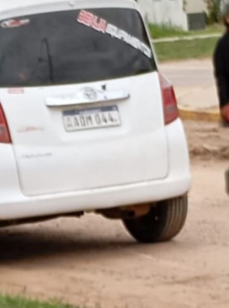 Chapa del vehículo Toyota Ractis con actitud sospechosa, según denuncia de supuesto intento de rapto. (gentileza).