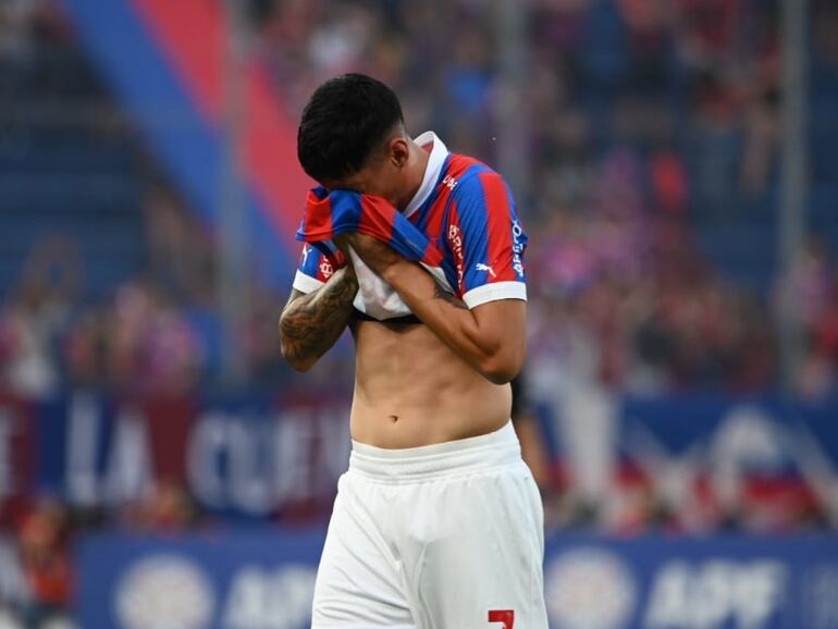 Enzo Giménez, jugador de Cerro Porteño, abandona el campo de juego después de sufrir una lesión de rodilla en el partido frente a Olimpia por la sexta fecha del torneo Clausura 2024 del fútbol paraguayo en el estadio La Nueva Olla, en Asunción.