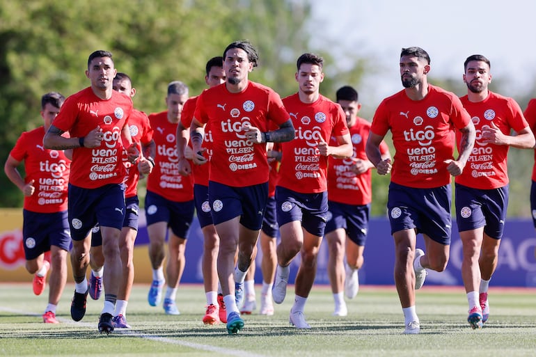 El capitán Gustavo Gómez (centro) encabeza el lote de  futbolistas albirrojos en plena faena de cara al partido ante Venezuela.