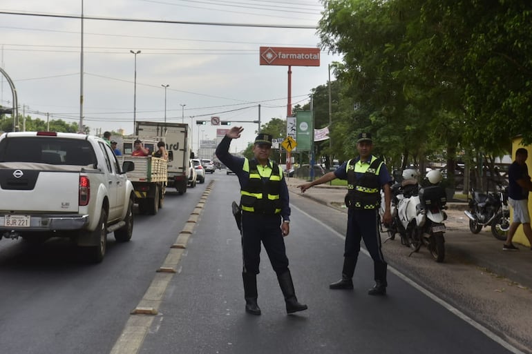La PMT de Asunción colabora con los agentes de la Patrulla Caminera en el tramo que corresponde a la capital.
