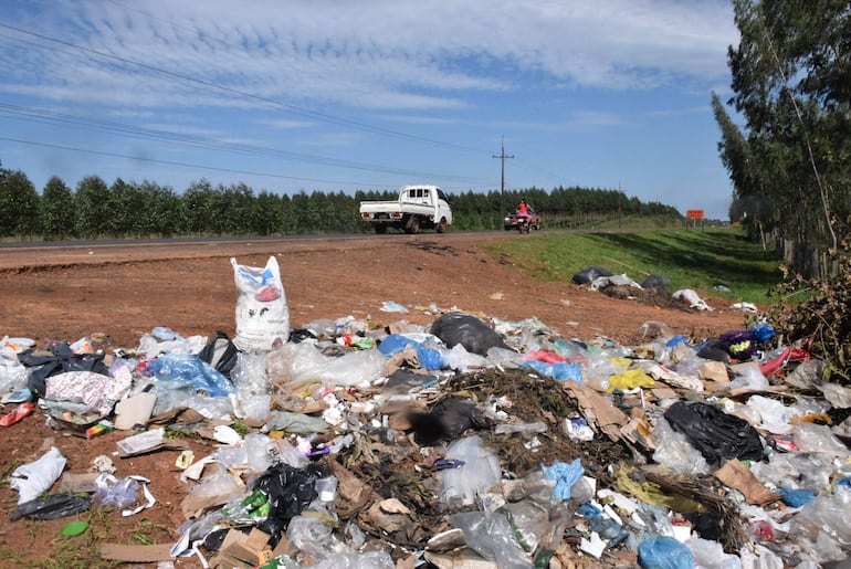 La basura domiciliaria depositada a la vera de la ruta Py18 en la compañía Isla Yobai de San Nepomuceno.