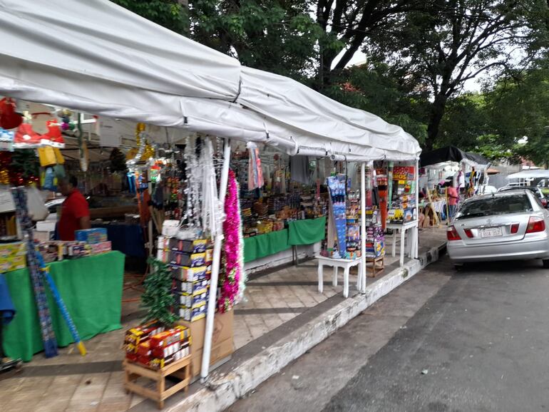 Feria de fuegos artificiales y pirotecnias en general en la plaza Amistad, ubicada sobre Ana Diaz, de comerciantes del Mercado 4.