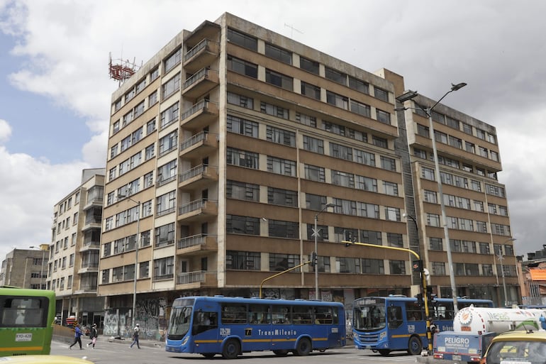 Fotografía del edificio Cudecom en Bogotá (Colombia). Sin quitar un solo ladrillo, sin un solo explosivo, con la ayuda de siete gatos hidráulicos y rodillos de acero de cinco centímetros, ingenieros colombianos en Bogotá movieron 29 metros un edificio de ocho plantas y 4.800 toneladas de peso, un hito de la ingeniería latinoamericana que este domingo cumple medio siglo.