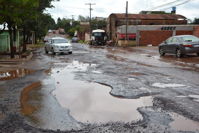 Verdadera laguna se formó sobre la calle San Juan, casi Pai Fariña de San Juan Nepomuceno.