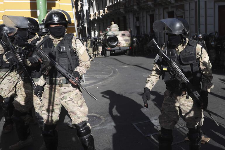 Militares bolivianos rodean la sede del Gobierno de Bolivia este, miércoles en La Paz (Bolivia).
