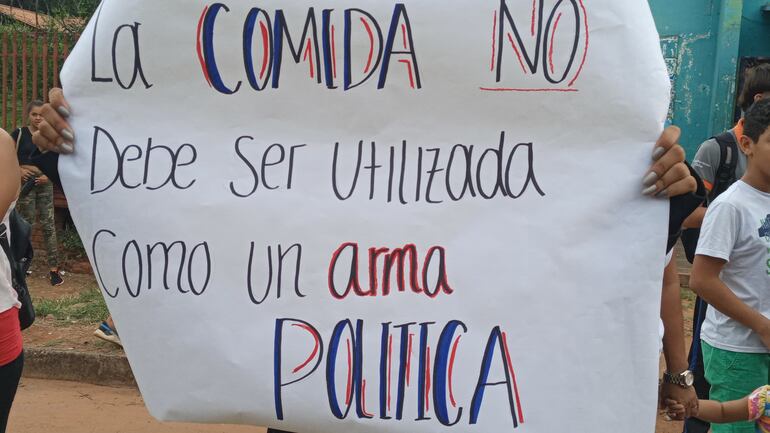 Estudiantes de un colegio de Areguá toman la institución y cierran calles en protesta contra la ley "Hambre cero".