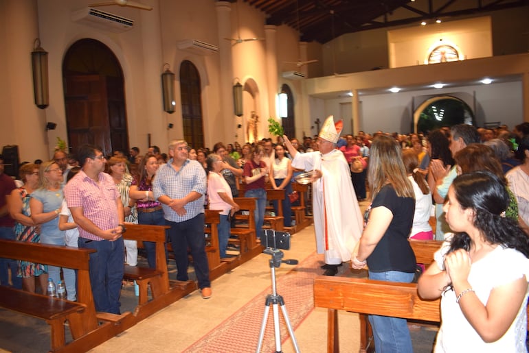 Monseñor Celestino Ocampo bendijo a los presentes durante la apertura del Año del Jubileo.