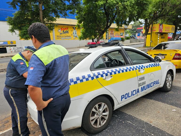 Fotografía proveída por el denunciante Fred Coutinho, en la cual se observa a los dos agentes de la Policía Municipal de Tránsito de Asunción que le pidieron coima, según relata.