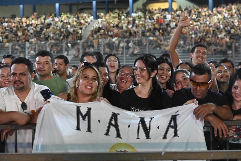 La gente llegó al show con banderas, remeras alusivas y hasta peinados al estilo de las catrinas mexicanas para ver a Maná.