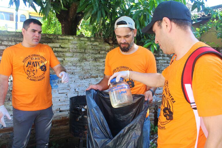 Los trabajos consisten en la eliminación de criaderos de mosquitos en los espacios públicos.