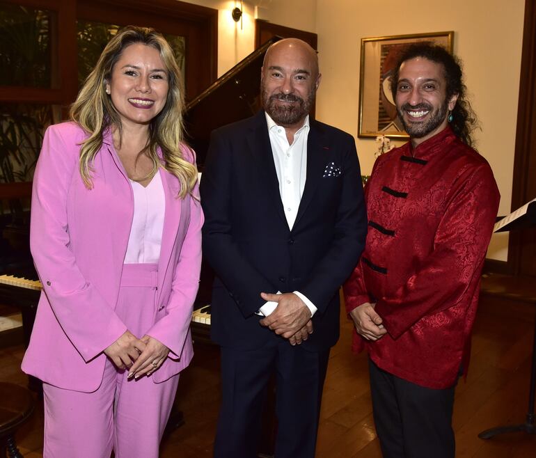 Ministra de Turismo, Anggie Duarte, embajador de Francia, Pierre-Christian Soccoja y el pianista Nima Sarkechik