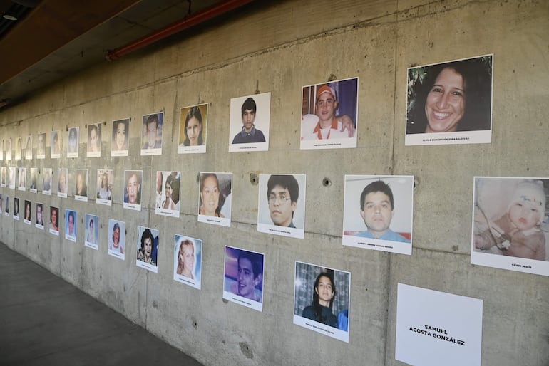 Así se ve la galería de fotos de las víctimas el Ycua Bolaños en el memorial y centro cultural 1A.