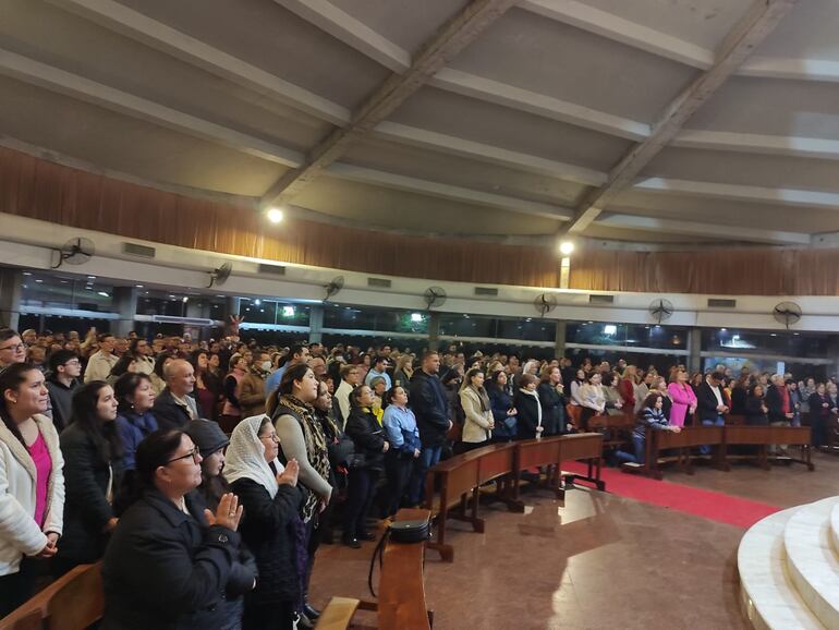 Fieles católicos celebran el Día de María Auxiliadora en el Santuario de Asunción.