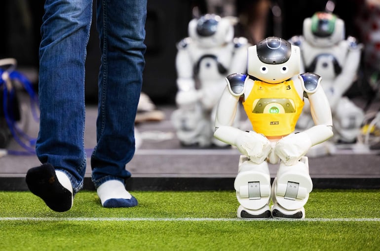 Un robot durante un día de práctica, en Eindhoven, Países Bajos, en el período previo a la Copa Mundial de Robots: RoboCup 2024.