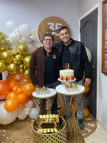 Daniel Pereira Mujica y Miguel Prieto, durante el festejo de su cumpleaños.