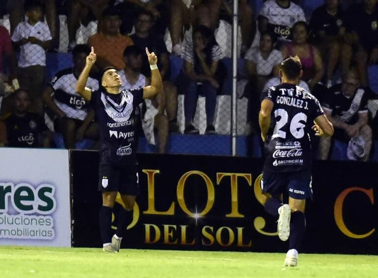 Luis Ortiz (i), jugador del Sportivo Ameliano, festeja un gol en el partido frente a Olimpia por la segunda fecha dle torneo Apertura 2025 del fútbol paraguayo en el estadio Luis Salinas, en Itauguá, Paraguay.