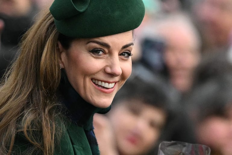 Kate Middleton asistió divina al tradicional servicio del día de Navidad de la Familia Real en la Iglesia de Santa María Magdalena en Sandringham.