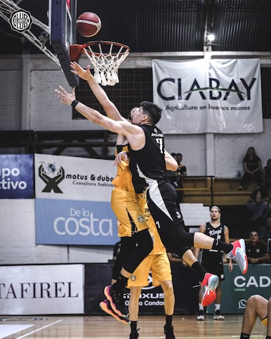 El alero de los Kings, Rodney Mercado, goleador del juego contra Colonias Gold, se eleva para atacar el aro.