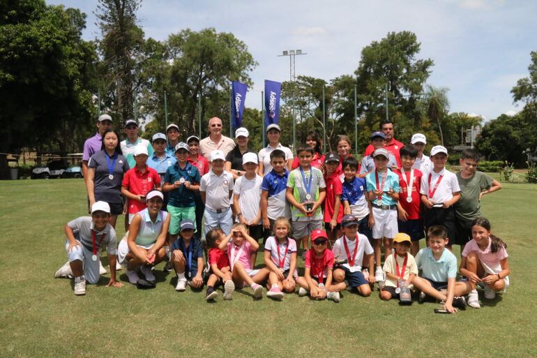 Los juveniles y mas pequeños participantes del tercer eslabón de la Gira de Verano de golf.