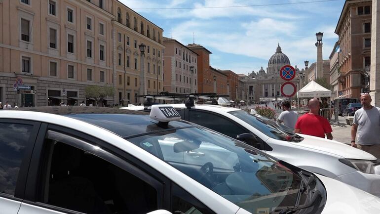 En Roma se forman colas de turistas esperando montarse a un taxi. 