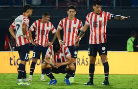 Los jugadores de la selección paraguaya reaccionan al final de partido de las Eliminatorias Sudamericanas al Mundial 2026 frente a Colombia en el estadio Defensores del Chaco, en Asunción, Paraguay.