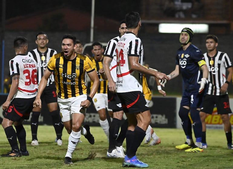 El delantero aurinegro Walter Rodrigo González (29 años) sale a festejar su gol, el primero del partido, ante la mirada de desconcierto de los liberteños Viera, Lucena, Santa Cruz y Martín Silva.