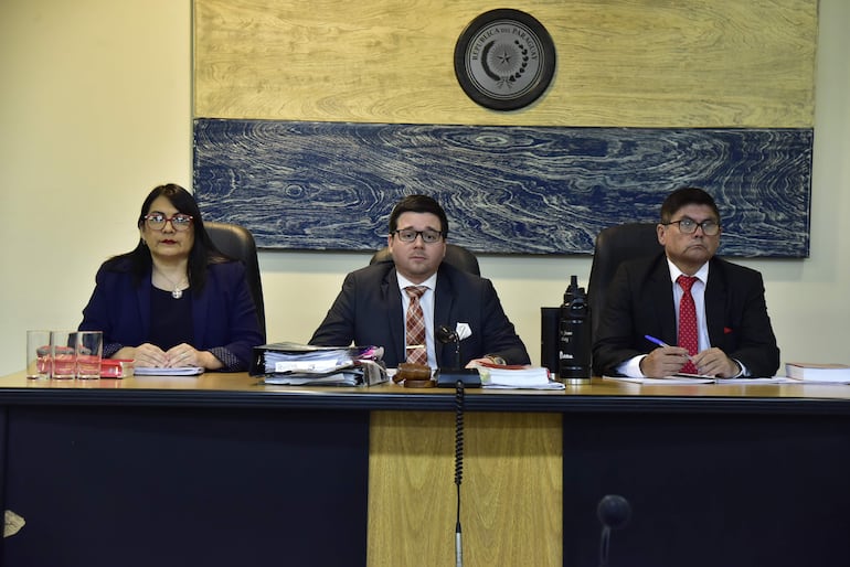 Los magistrados Rossana Maldonado, Juan Federico Ortiz y Manuel Aguirre, integrantes del Tribunal de Sentencia del caso Renato.