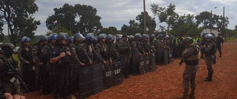 Importante dotación de policías llevó a cabo la requisa y traslado de reos