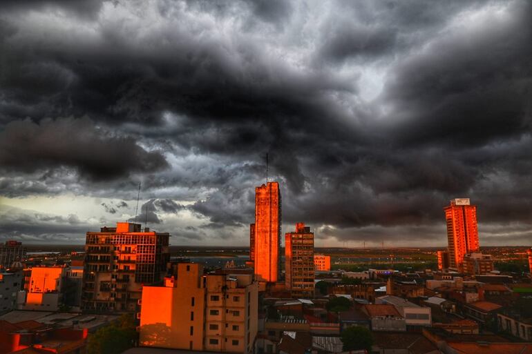 Cielo nublado con nubes negras sobre el centro de Asunción. Se ven varios edificios de altura.
