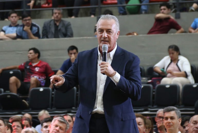 El técnico de la selección de Paraguay, Gustavo Alfaro, habla en la conferencia "Liderazgo y desarrollo humano: el despertar de un gigante" este lunes, en Asunción (Paraguay).