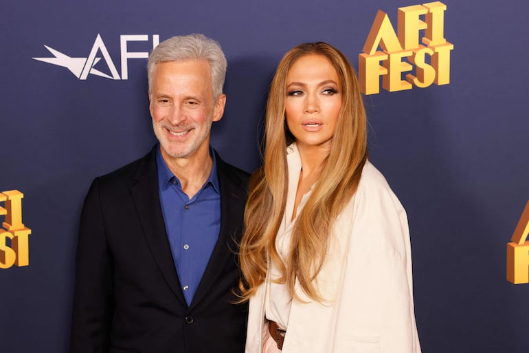 Jennifer López junto al director de cine William Goldenberg en el estreno de "Unstoppable" en el AFI Fest. (ETIENNE LAURENT / AFP)