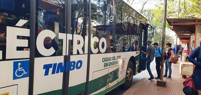 Un grupo de trabajadores del centro de Ciudad del Este abordan el bus eléctrico, sobre la avenida Pioneros del Este.