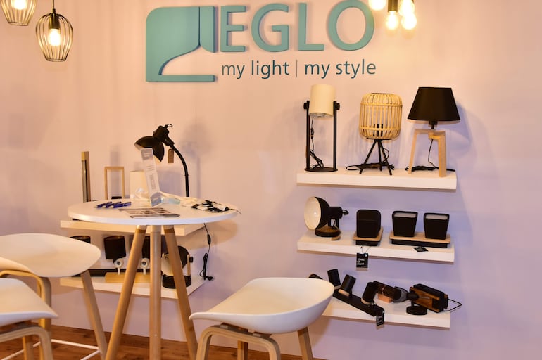 Eglo es uno de los mayores fabricantes de lámparas decorativas de iluminación para el hogar con mayor éxito en el mundo.