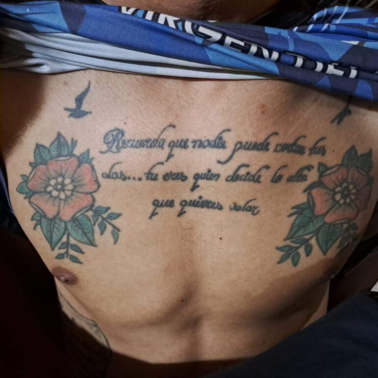 El joven que estaba armado e intentó escapar de la Policía, tenía el cuerpo cubierto de tatuajes.