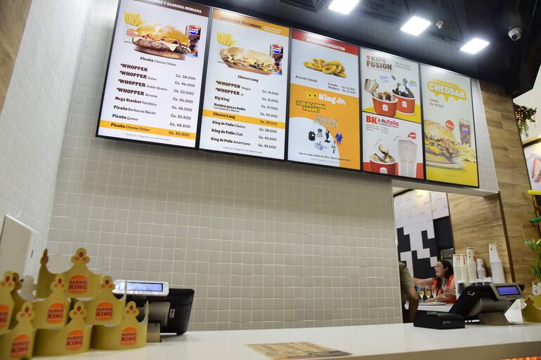 El menú en pantalla de Burger King del Shopping Mariano cuenta con la más alta tecnología, para facilitar la compra del cliente.