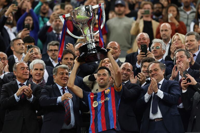 Sergio Busquets levanta el trofeo de campeón de la Liga española, en su partido de despedida del Camp Nou y de la afición azulgrana, ya que dejará el club a fin de temporada.