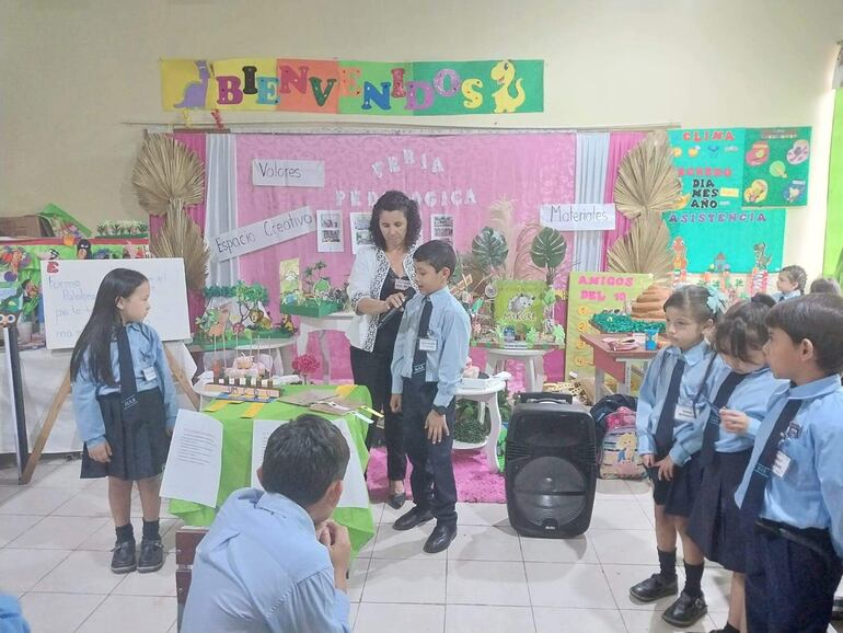 alumnos del primer grado de la escuela Miguel Angel Rodríguez de Ñemby exponen sobre sus trabajos.